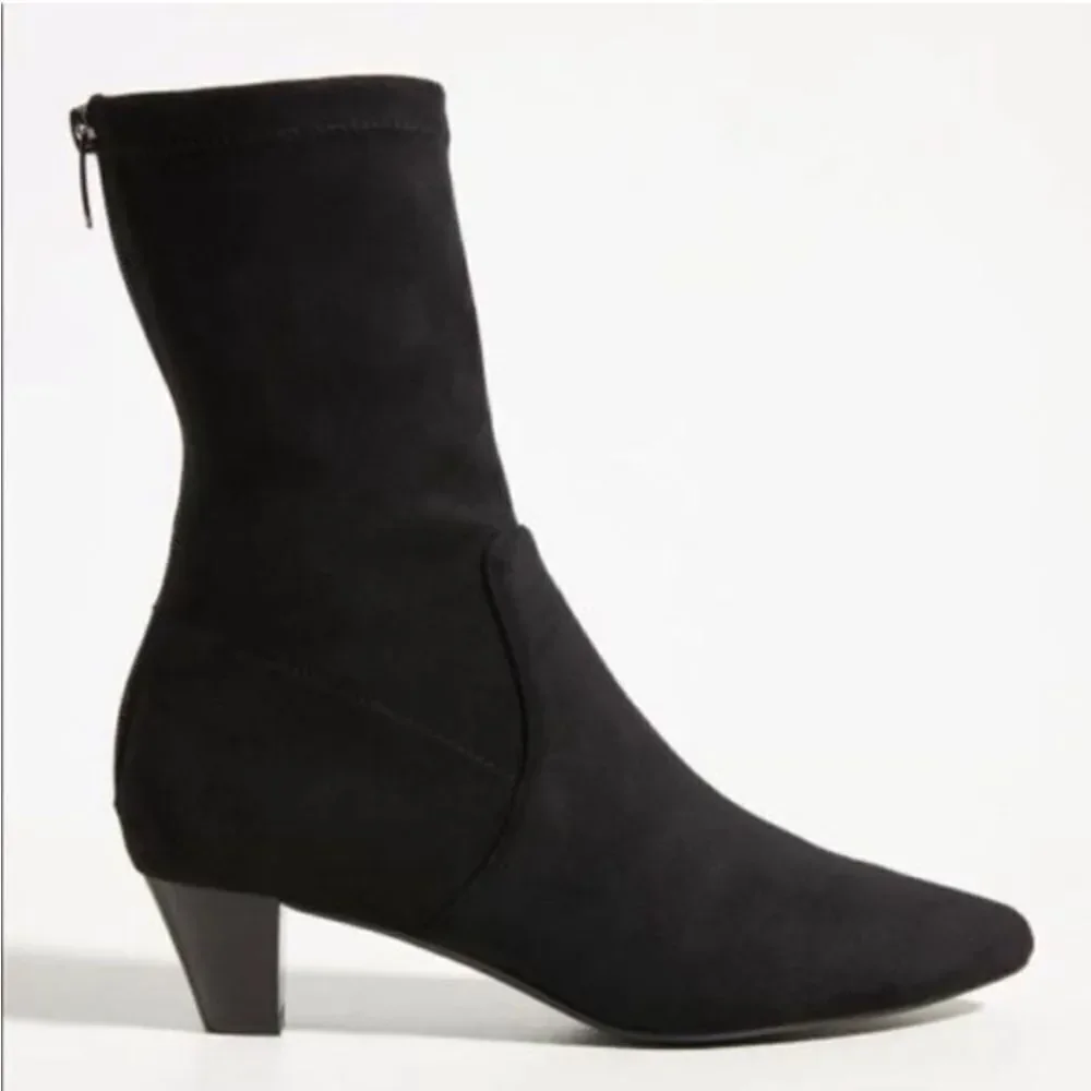 New Silent D Kitten Heeled Ankle Boots Black Suede US 7